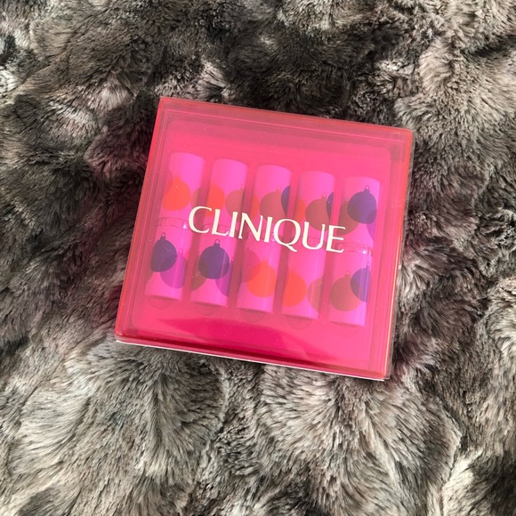Clinique Other - 💋Clinique Kisses Box with Pink Accents💋